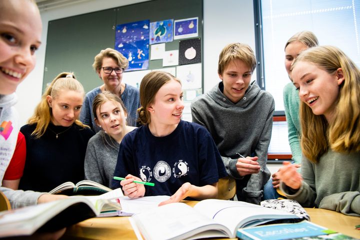 Viikin normaalikoulun lukion ykkösluokkalaiset opiskelevat ranskaa opettaja Taina Arkimon (takana) kanssa. Kuva: Veikko Somerpuro