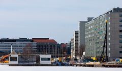Kulttuurisauna kuvassa vasemmalla ja siltatyömaa oikealla.