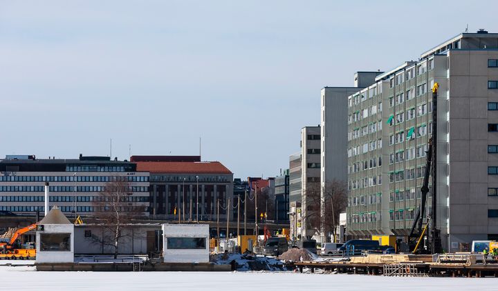 Kulttuurisauna kuvassa vasemmalla ja siltatyömaa oikealla.