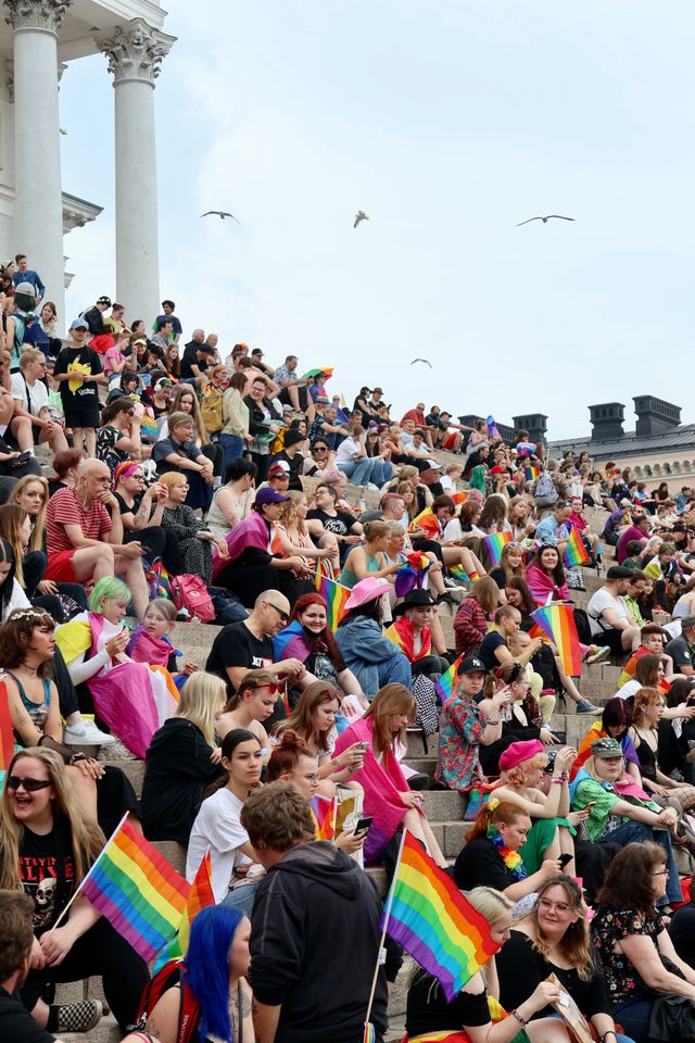 Helsinki Pride -kulkueen lähtö Senaatintorilta vuonna 2023