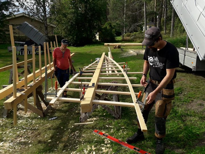 Etelä-Pohjanmaalla paikallismuseoiden hankeavustuksen avulla on korjattu Jurvan kotiseutumuseon tuulimyllyä. Korjauksiin on käytetty paikallisten kestävän, perinteisen korjaamisen osaajien palveluita, korjaustöitä oli toteuttamassa vuonna 2020 Perinnerakentaja Leo Lönnroth Oy. Kuva: Matti Kokki / Tupataito