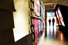 Helsexinki-näyttelyyn on rakennettu erään entisen helsinkiläisen miestenvessan ulkoseinä edustamaan menneiden polvien salaisia tapaamispaikkoja. Kuva: Maija Astikainen