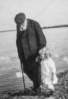 Taiteilijan isä Niclas Simberg ja poika Tom Iltaa kohti -teoksen malleina, 1913. Kansallisgalleria / Arkistokokoelmat. Kuva: Hugo Simberg.