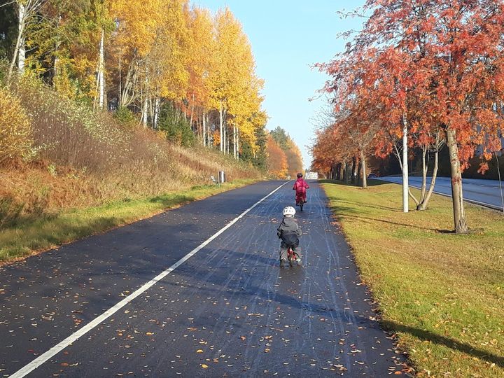 Suomessa lapset oppivat pyöräilemään varhaisessa iässä. Kuva: Arto Laukkanen
