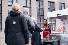 Ruoka-avun yhteydessä Punainen Risti tarjoaa usein muuta tukea, kuten terveysneuvontaa. Kuva: Joonas Brandt / Suomen Punainen Risti