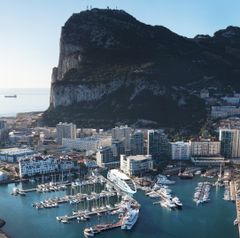 Sunborn Gibraltar sijaitsee uudessa Ocean Village Marinassa tarjoten vierailleen esteettömän näkymän Gibraltarin salmen yli.