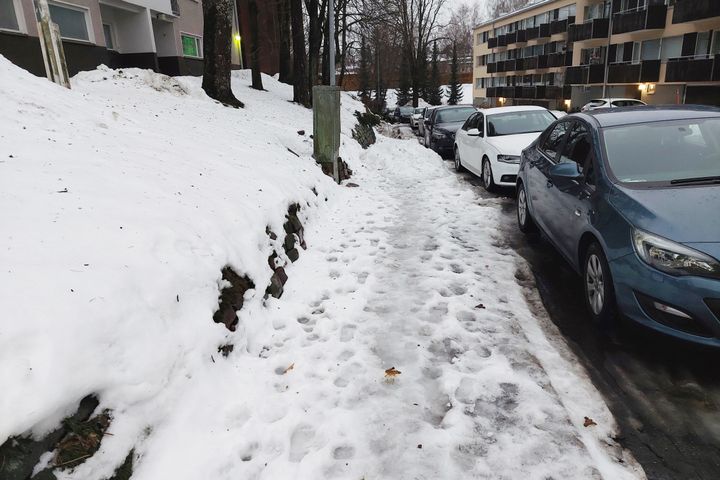 Nykytilanteessa kapeat jalkakäytävät päästään puhdistamaan lumesta vasta, kun pysäköidyt ajoneuvot on siirretty pois jalkakäytävän viereltä. Kuva: Helsingin kaupunkiympäristö