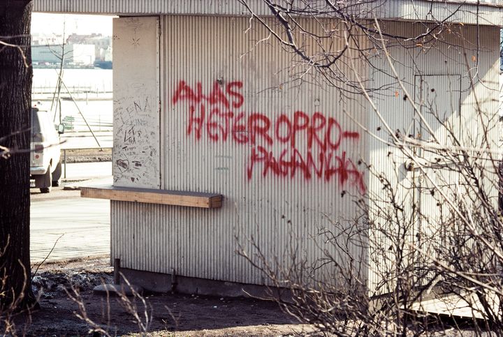Lippakioskin seinässä otetaan kantaa 1980-90-luvulla. Kuva: Helsingin kaupunginmuseo / Unto Säilä