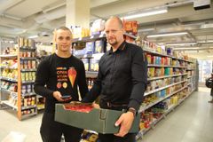 Oskari Salmelainen, 15, sai kesällä 2021 Ysit töihin -toiminnan kautta kesätöitä Maskun K-Marketista. Vierellä K-kauppias Turo Tikanmäki.