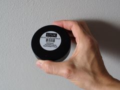Radonmätningsburk. Radonmätningar i arbetslokaler och bostäder görs mellan början av september och slutet av maj med radonmätningsburkar.
