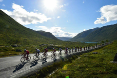Arctic Race of Norwaylla on vahva kestävän kehityksen viesti ja se on yksi ensimmäisistä pyöräilykilpailuista, joka käyttää pääasiassa sähköisiä huoltoajoneuvoja. Kuva: Arctic Race of Norway