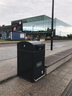 Helsingissä toimii jo 75 Lehtovuoren valmistamaa CitySolar-älyroska-astiaa. Kuvan älyroska-astia on sijoitettu  Kansalaistorillle  Musiikkitalon edustalle.