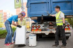 HSY:n kiertäviin keräysautoihin voi tuoda kotitalouksien vaarallista jätettä sekä sähkölaite- ja metalliromua.