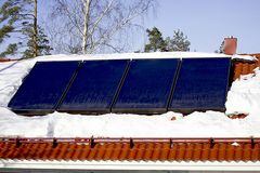 Katolla olevien aurinkokeräinten kunto kannattaa keväisin varmistaa, jotta aurinko pääsee paistamaan niihin esteettä.