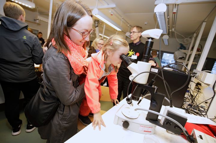 Laboratorioon tutustumassa Jyväskylän yliopiston Tutkijoiden yössä 2018.