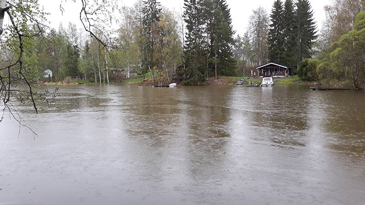 Sateiden vuoksi juoksutukset Kuokkalankoskella ovat kasvaneet toukokuussa. Kuva Kuokkalankoskelta 17.5.2021 (kuva: Diar Isid)