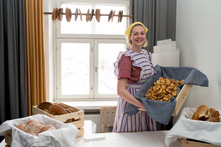 Suomen NNKY-liiton historiasta kerrottiin NNKY eilen, tänään ja huomenna -tapahtuman yhteydessä eri tavoin. Esimerkiksi hotelliaulaan rakennettu leipomomyymälä viestitti NNKY:n leipomosta, joka toimi useiden vuosikymmenien ajan nykyisen Hotelli Helkan tiloissa. Leipomolla oli Helsingissä useita leipomomyymälöitä. Kuva: Sakari Röyskö.