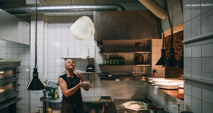 Enson keittiössä nähtävä pizzanpaiston Suomen mestari Riina Kuntsi on menestynyt mm. Las Vegasin maailmanmestaruuskilpailussa.