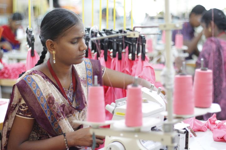 Vaatteiden ompelijat Bangladeshin pääkaupungissa Dhakassa ansaitsevat tyypillisesti 79 dollaria kuussa, kun elämiseen riittävä palkka olisi uusien laskelmien mukaan 214 dollaria kuussa. Kuva: Anand Parmar