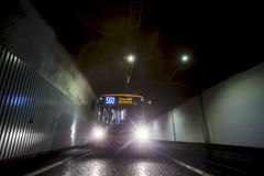 Runkolinjan 560 bussi Paloheinäntunnelissa.