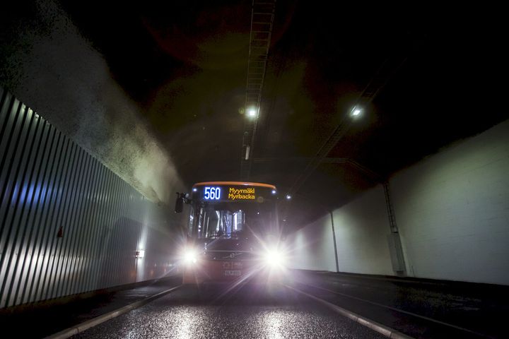 Runkolinjan 560 bussi Paloheinäntunnelissa.