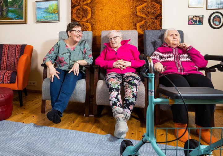 Perhehoitaja Essi Jäppinen (vas.) ja hänen
perhekotinsa asukkaat Anja Rimmi ja Inkeri Lehtonen kuvattuna Ruovedellä helmikuussa 2022. Kuva: Timo Marttila