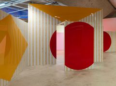 Daniel Buren, Photo-souvenir, Käännettävät sermit (Les Paravents), 2022. In situ -teos, EMMA. © Ari Karttunen / EMMA – Espoon modernin taiteen museo.