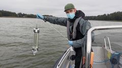 Näytteidenottoa Vartiokylänlahdella. Kuva: Viktor Birgersson / Mix Research Ab