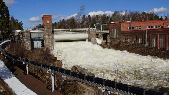 Anjalankosken voimalaitoksen ohijuoksutus 14.4.2021 kuvaajana Pauli Haimi.