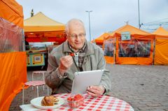 Tillgången till e-böcker och e-tidningar varierar i de allmänna biblioteken i Finland beroende på bostadsort och det är stora skillnader på utbudet i olika kommuner. Foto: Maarit Hohteri