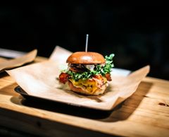 ”Perinteisten naudanlihaburgerien lisäksi tarjolle tulee esimerkiksi karhua sekä useita kasvisvaihtoehtoja, gluteenittomia burgereita maistelukoossa. Perheen pienimmille on tarjolla myös laadukkaita hodareita”, kertoo Antti Suikkari tapahtuman järjestävästä Burger Lovers Finland -yhteisöstä.