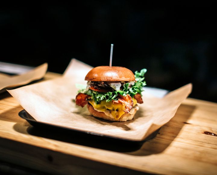 ”Perinteisten naudanlihaburgerien lisäksi tarjolle tulee esimerkiksi karhua sekä useita kasvisvaihtoehtoja, gluteenittomia burgereita maistelukoossa. Perheen pienimmille on tarjolla myös laadukkaita hodareita”, kertoo Antti Suikkari tapahtuman järjestävästä Burger Lovers Finland -yhteisöstä.