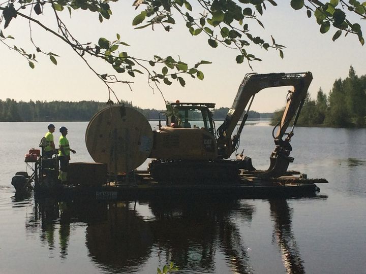 Arkistokuvaa vesikaapelin laskusta.