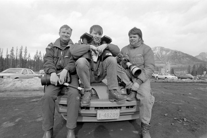 Kuvatoimisto Pressfoton valokuvaajat Lauri Kautia (vas.), Leif Rosas ja Esa Pyysalo Calgaryn olympialaisissa Kanadassa helmikuussa 1988.   KUVA: SIXTEN JOHANSSON/PRESSFOTO/ZEELAND/JOKA/MUSEOVIRASTO