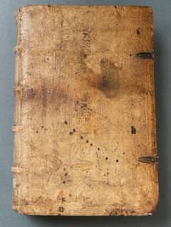 Kansalliskirjastoon lahjoitettu sidos on tyypillinen saksalainen 1500-luvun vaalea vasikannahkasidos runsaine sokeapainanteineen