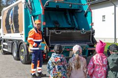 Roska-auton säiliön koko herättää lapsissa ihmetystä: roska-auto pystyy nielaisemaan jopa kymmenentuhatta kiloa jätettä! Kuva: HSY