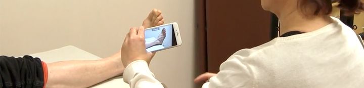 Fysioterapeutti laatii yksilölliset kotiharjoiteohjeet asiakkaan älypuhelimeen.