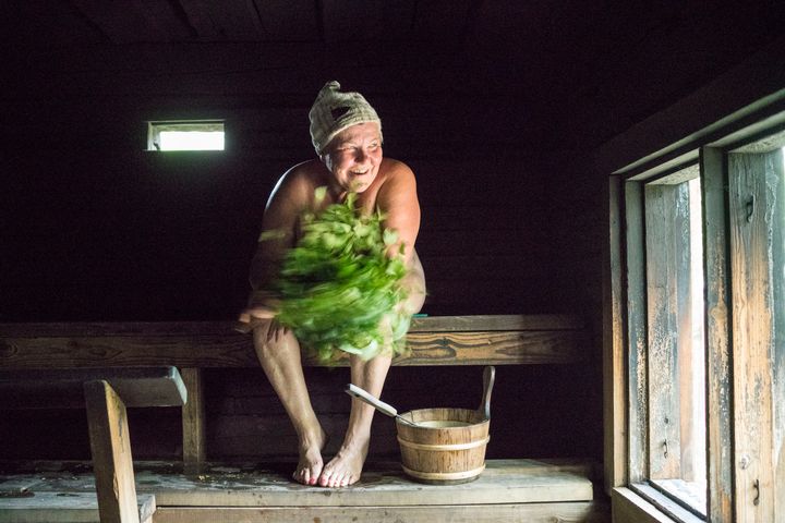 Riitta Sutinen badar bastu i Kukkaromäki, Pieksämäki lk. Foto: Hannu Pakarinen / Finska Bastusällskapet rf