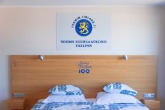 Suurlähetystön oma huone on sisustettu Tallinnan Suomen suurlähetystön huonekaluilla ja arvoesineillä ja sviitin seinille on ripustettu Tallinnassa vierailleiden Suomen presidenttien viralliset muotokuvat.