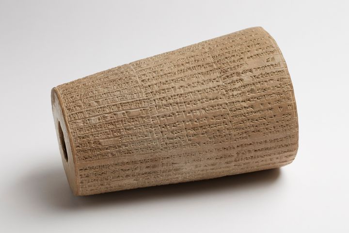 Savisylinteri uusbabylonilaiselta kaudelta 605–562 eaa. kuuluu Museoviraston arkeologisten kokoelmien esineisiin. Savisylinterit olivat rituaaliesineitä, jotka haudattiin maahan temppelin, palatsin tai linnoituksen perustuksiin. Ne oli tarkoitettu tulevien hallitsijoiden ja jumalten luettaviksi.  
Tämä savisylinteri on kuningas Nebukadnessar II:n ajalta. Nuolenpääkirjoitus sylinterin ympärillä kertoo Lugal-Maradin temppelin rakennustöistä Maradin kaupungissa Babyloniassa. Muinainen Marad on sijainnut Tell Wannat es-Sadumissa, nykyisessä Irakissa.
Assyriologi ja diplomaatti Harri Holma osti savisylinterin tunnetulta antiikkikauppias Ibrahim Elias Géjoulta Pariisissa vuonna 1913. Esineen tarkempi alkuperä on tuntematon. Kuva Matti Kilponen, Museovirasto