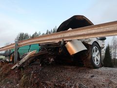 Nuorten kuljettajien aiheuttamat onnettomuudet painottuvat viikonloppuihin. Iäkäs aiheuttajakuljettaja on muita ikäluokkia harvemmin päihteiden vaikutuksen alainen tai ajaa ylinopeutta. Kuva: Onnettomuustietoinstituutti, tutkijalautakuntien onnettomuuskuvaa.
