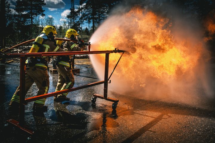 Helsingin Pelastuskoulun oppilaat harjoittelevat kaasupalon sammuttamista Roihupellon harjoitusalueella. Kuva Ossi Pietiläinen / Helsingin kaupungin pelastuslaitos