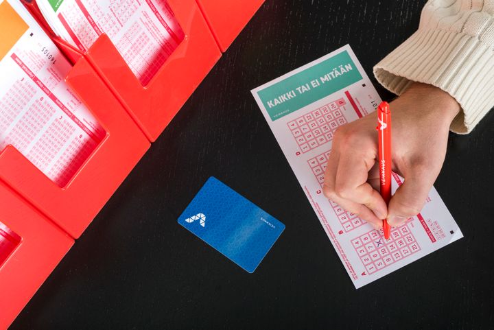 Kaikki tai ei mitään -pelissä valitaan 12 numeroa 24:stä. Jos pelaaja saa kaikki numerot oikein tai kaikki väärin, hän voittaa päävoiton.