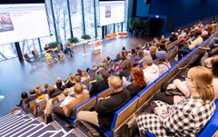 Tampereen Kirjafestareiden ohjelmasalit tarjoavat rauhallisen ympäristön puheenvuorojen kuuntelemiselle.