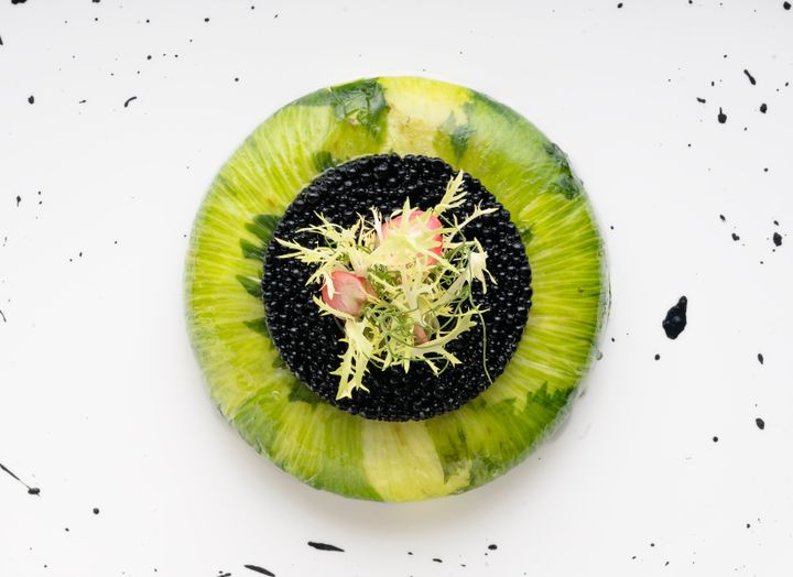 Suomen lautasilla tarjottava kilpailutehtävä
• Chartreuse simpukoista ja juuriselleristä pikkelöidyn jääsalaatin sekä osterihelmien kera
Kilpailuedustaja Ismo Sipeläinen, assistentti Johan Kurkela, valmentaja Tommi Tuominen
KUVA Kim Öhman