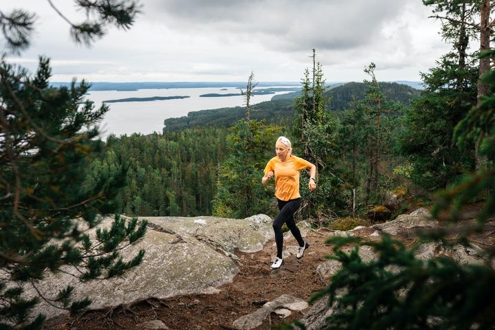 Kaisa Mäkäräinen polkujuoksemassa Kolilla. Kuva Mitja Piipponen.