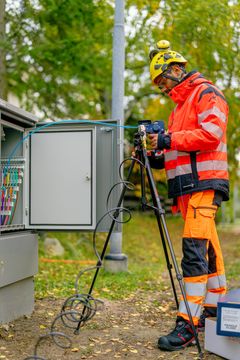 Valokuidun puhaltaminen jakokaapilla.