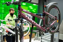 Prisma Kaari laajentaa polkupyöräosaston palvelutarjontaa avaamalla uuden huoltopisteen myymälään.