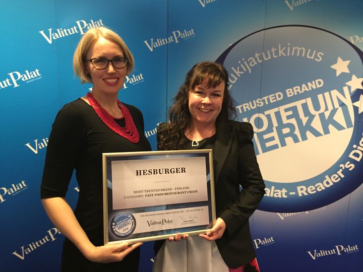 Luotetuin Merkki 2016 -kunniakirjan vastaanottivat Hesburgerin viestintäpäällikkö Heini Santos ja markkinointipäällikkö Pauliina Fredriksson.