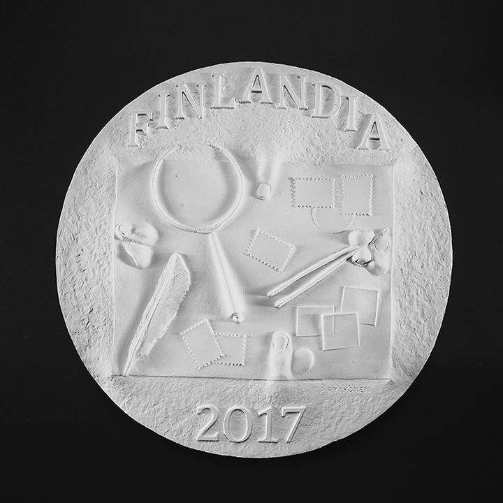 FINLANDIA 2017 -mitalin etusivu kuvaa filateelista kulttuuria. Kuva Marika Kokkinen-Eurén.
